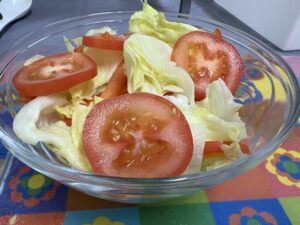 Salat mit Paprika und Tomate